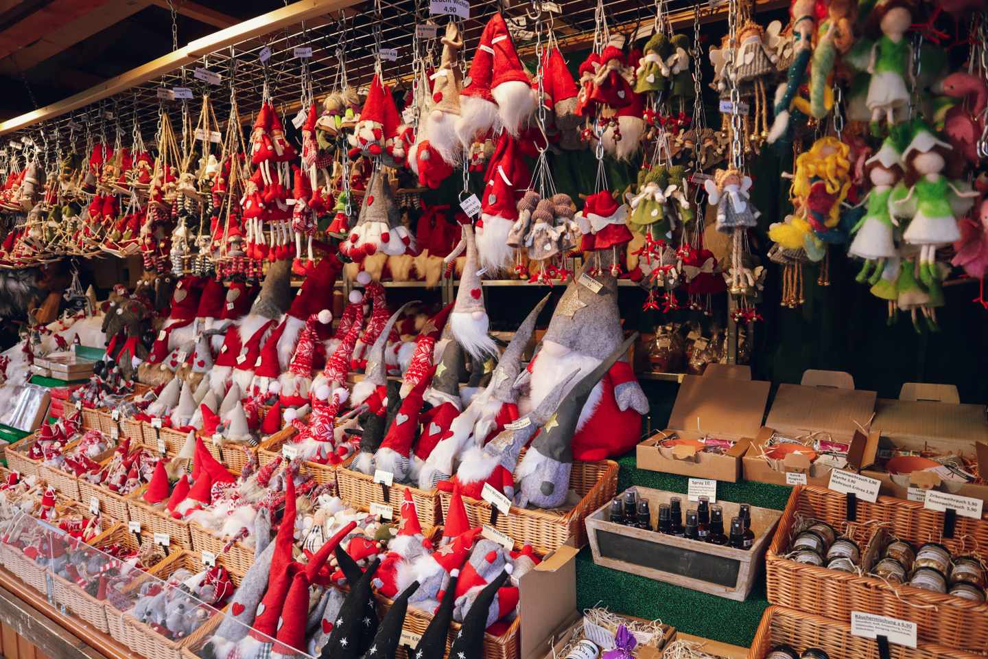 Verkaufsstand auf einem Wiener Christkindlmarkt mit Weihnachtsfiguren Wichteln und Dekoration