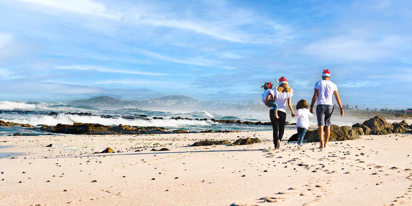 suedafrika-strand-weihnachten-familie-g-867724080.jpg