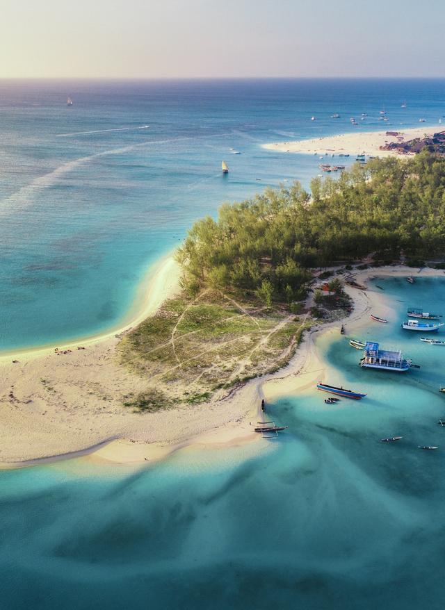 afrika-sansibar-luftaufnahme-strand-mit-booten-g-1137999604.jpg