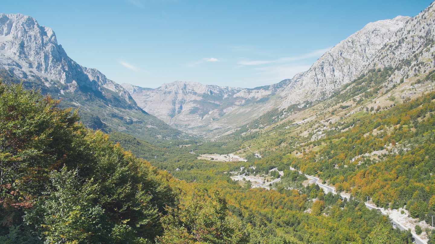 albanien-theth-nationalpark-mit-thal-fuer-wandern-g-1318995253_b.jpg