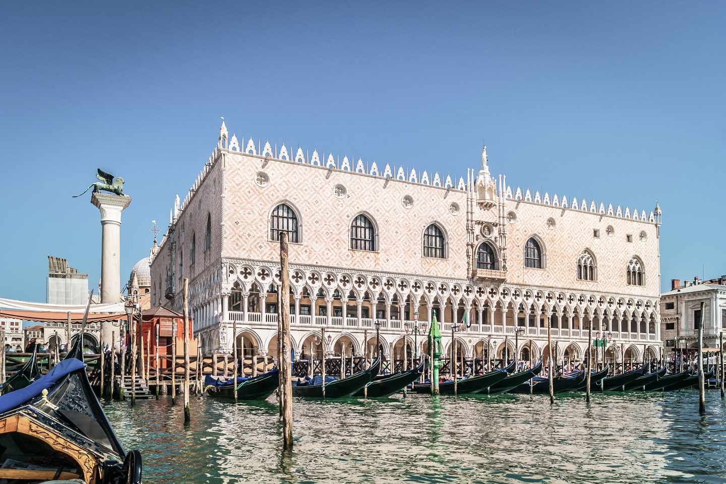 italien-venedig-dogenpalast-gondeln-g-621122110.jpg