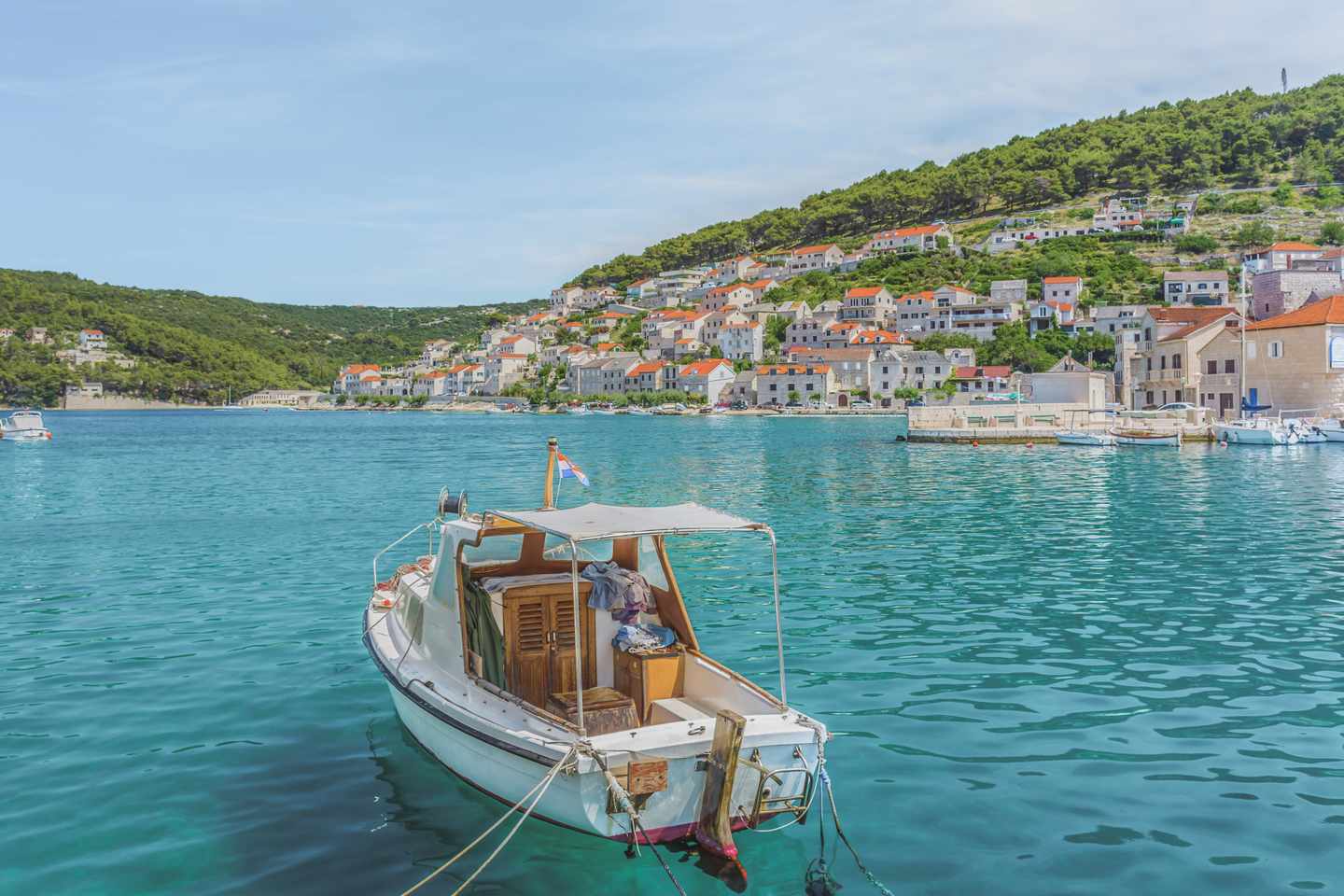 kroatien-dalmatien-brac-pucisca-boot_auf_dem_meer_vor_der_kueste-g-598811362.jpg