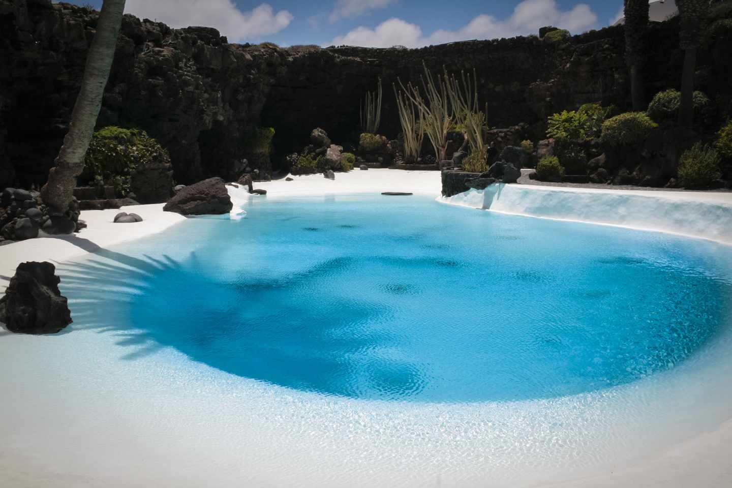 spanien-lanzarote-los-jameos-del-agua-swimmingpool-g-510439683.jpg