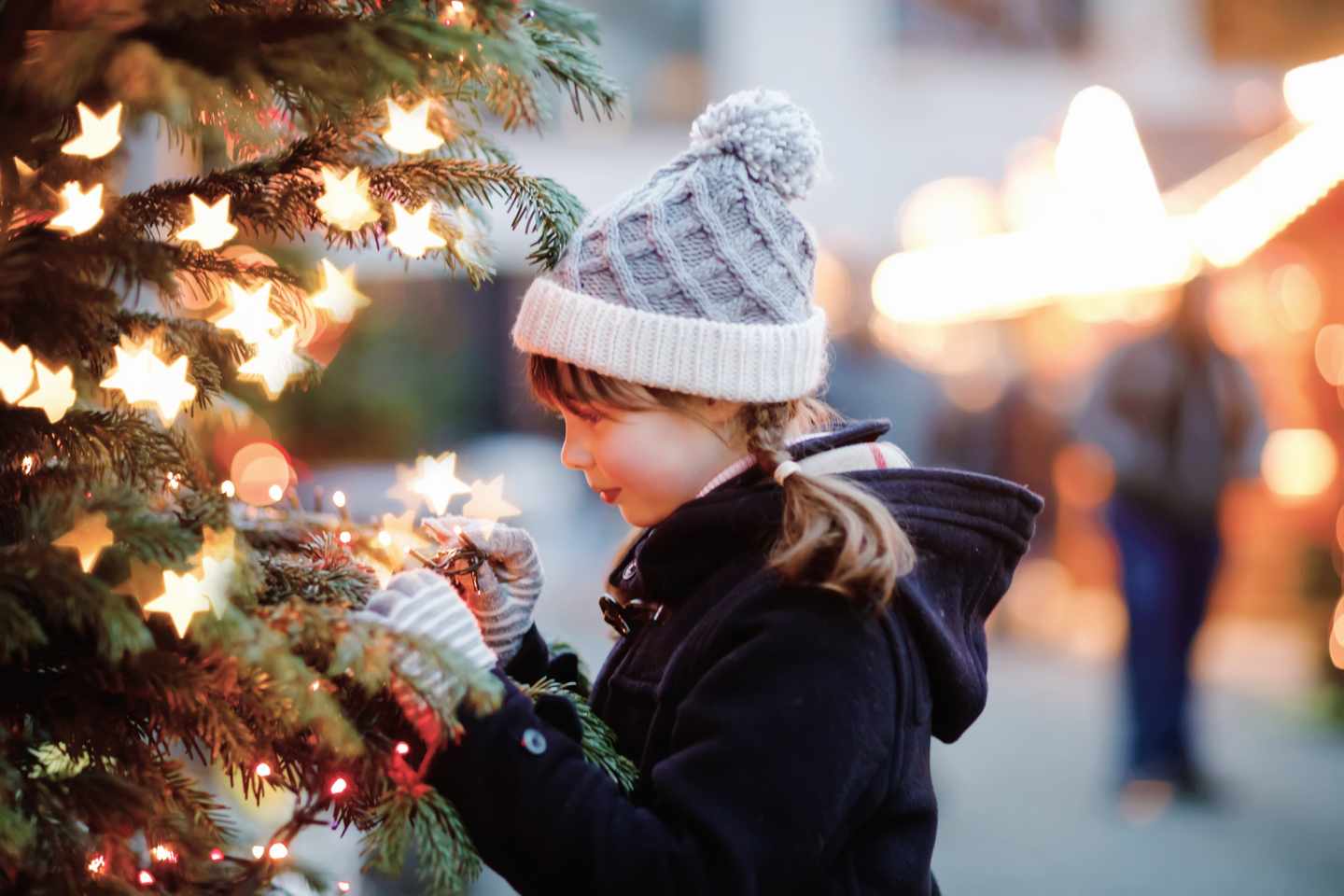 deutschland-weihnachtsmarkt-maedchen-g-1266445115.jpg