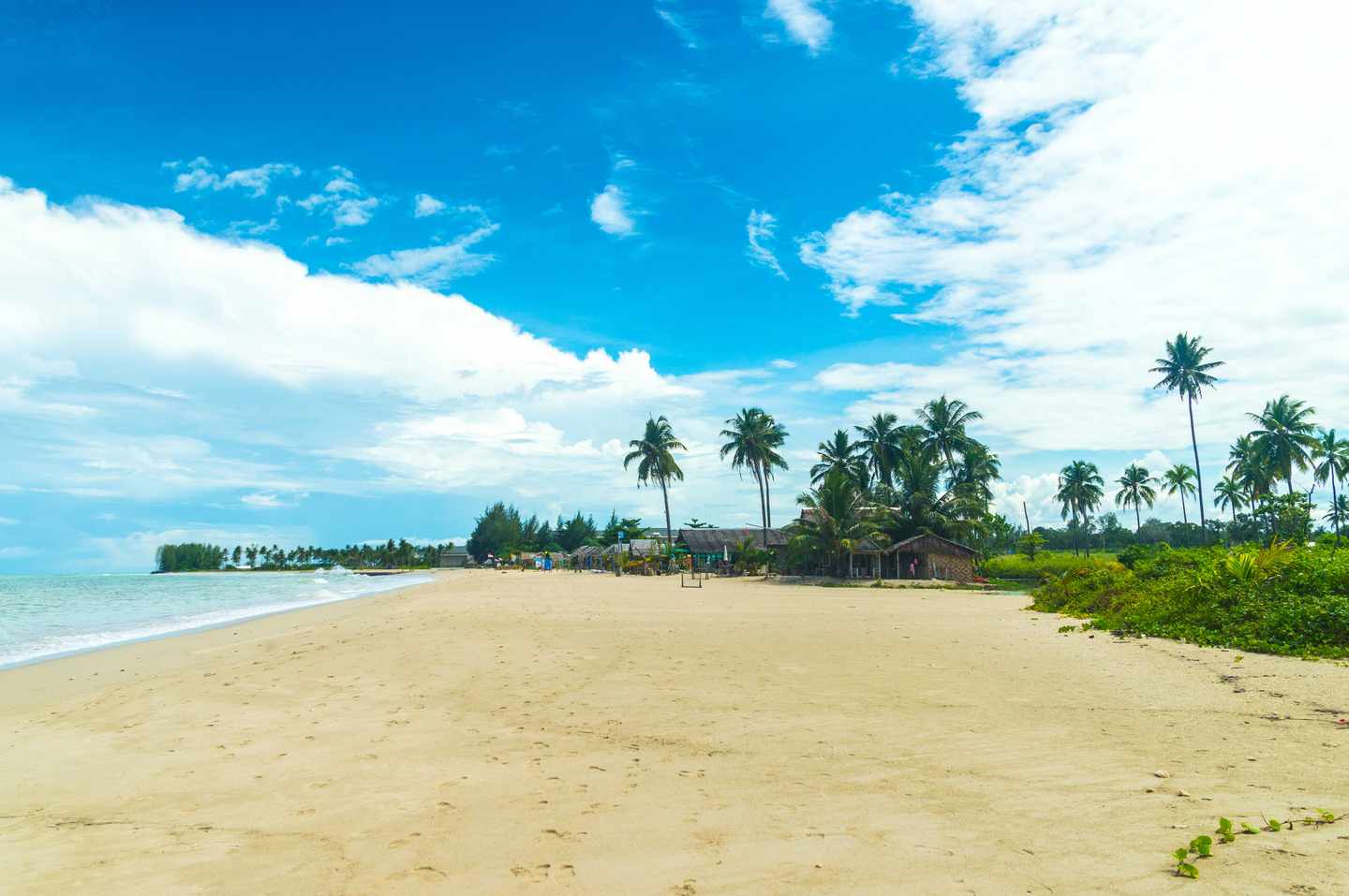 thailand-khao-lak-bangsak-beach-t-685882254.jpg