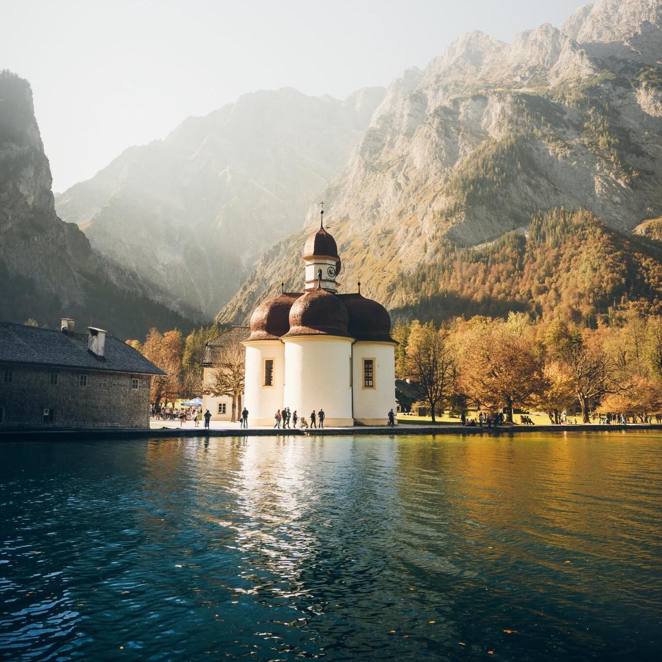 Malerischer Fotospot: St. Bartholomä am Königsee