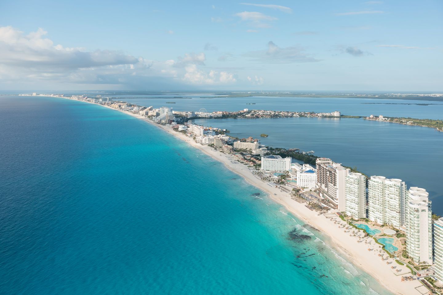 die Zona Hotelera ist ein ausgewiesenes Touristenviertel und ein Landstreifen an der Küste von Cancún in Mexiko