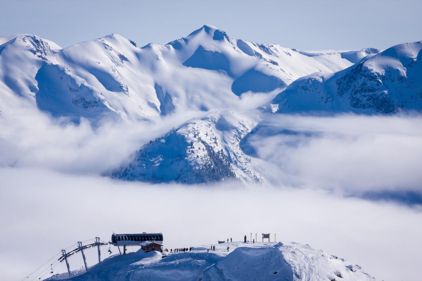 kanada-british-columbia-whistler-blackcomb-skifahrer-warten-an-lift-g-1283967839.jpg
