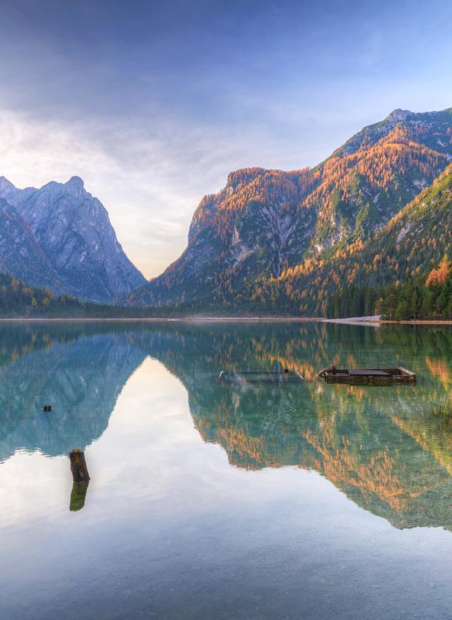 Reiseziele für die Herbstferien italien-dolomiten-lago-di-dobbiaca-see-berge-im-herbst-g-1195180463.jpg