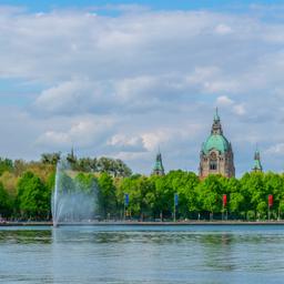 niedersachsen-hannover-rathaus-und-maschsee-klein-g-1141660682.jpg
