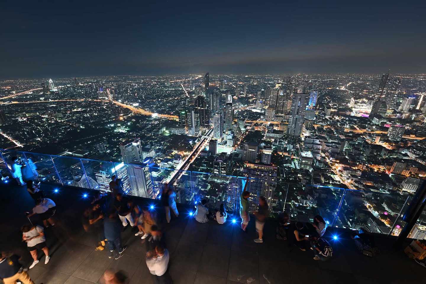 thailand-bangkok-mahanakhon-skywalk-aussicht-im-78-stock-des-towers-bei-nacht-g-1071976526.jpg