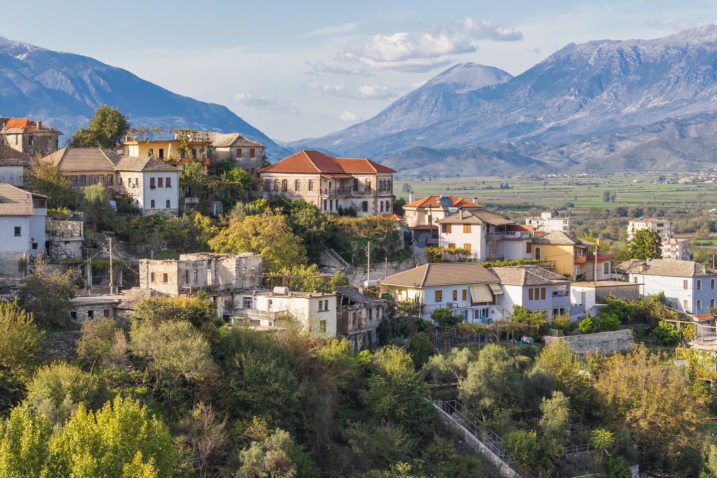 albanien-gjirokaster-haeuser-huegel-g-2212798079.jpg
