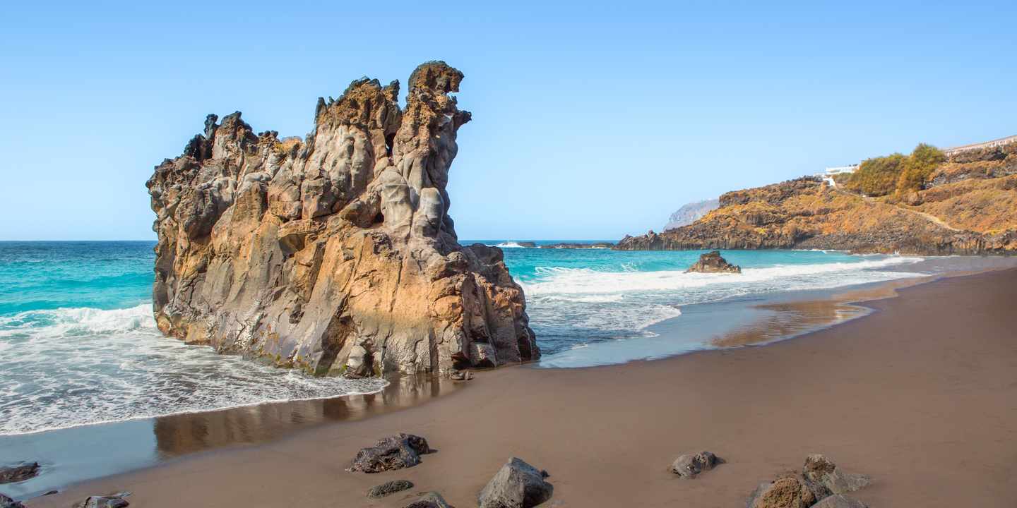 spanien-teneriffa-strand-el-bollullo-mit-felsen-g-474608468.jpg