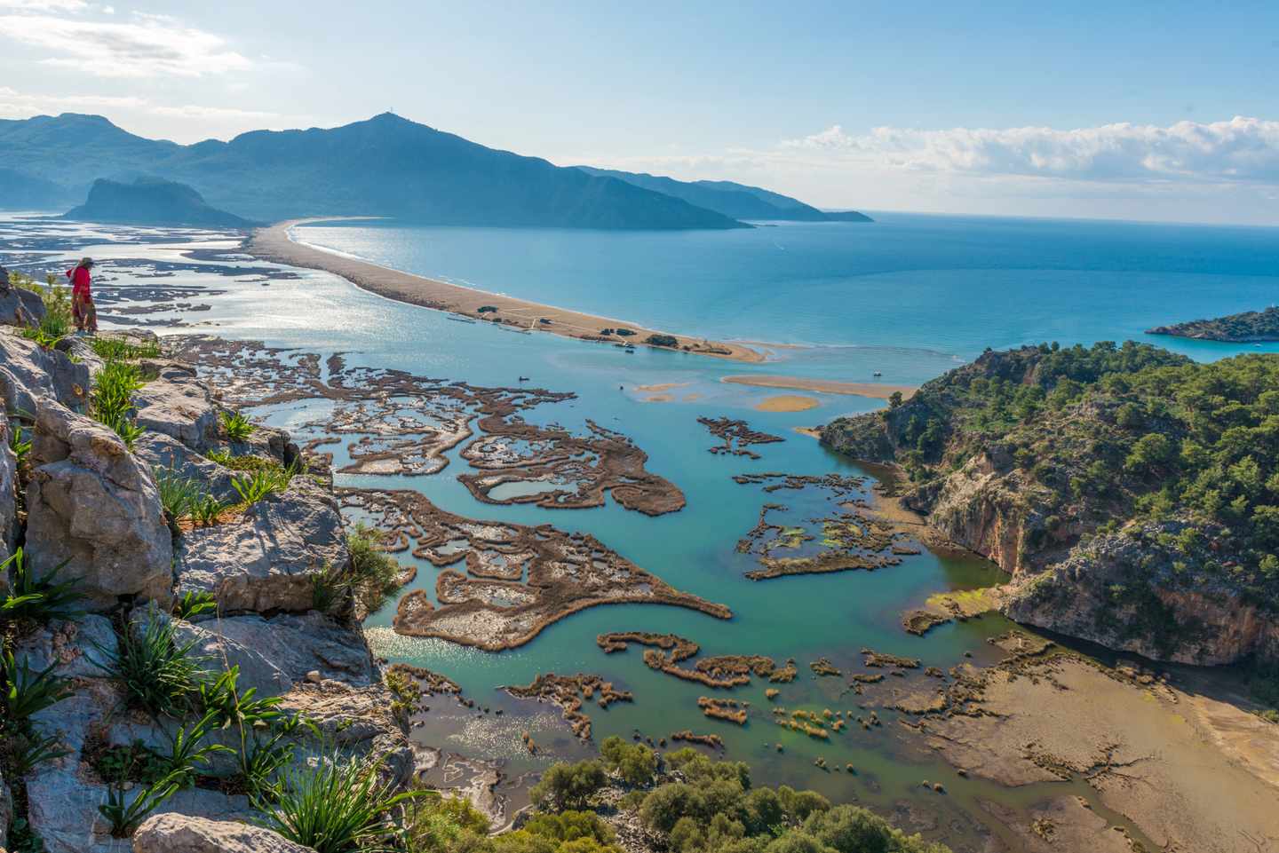 Ausblick auf den Iztuzu-Strand von Dalyan (Mugla) mit Bergkulisse im Hintergrund