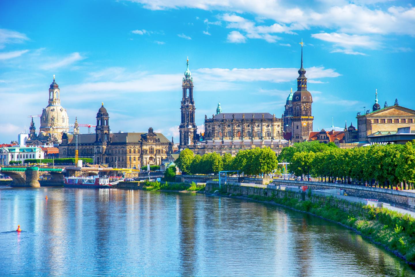 deutschland-dresden-flussufer-elbe-g-2198374032.jpg