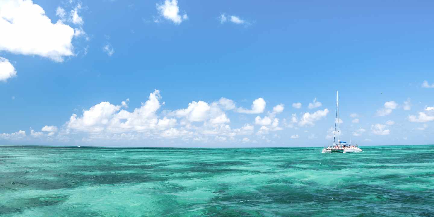 kuba-cayo-blanco-weißer-katamaran-g-178530659.jpg
