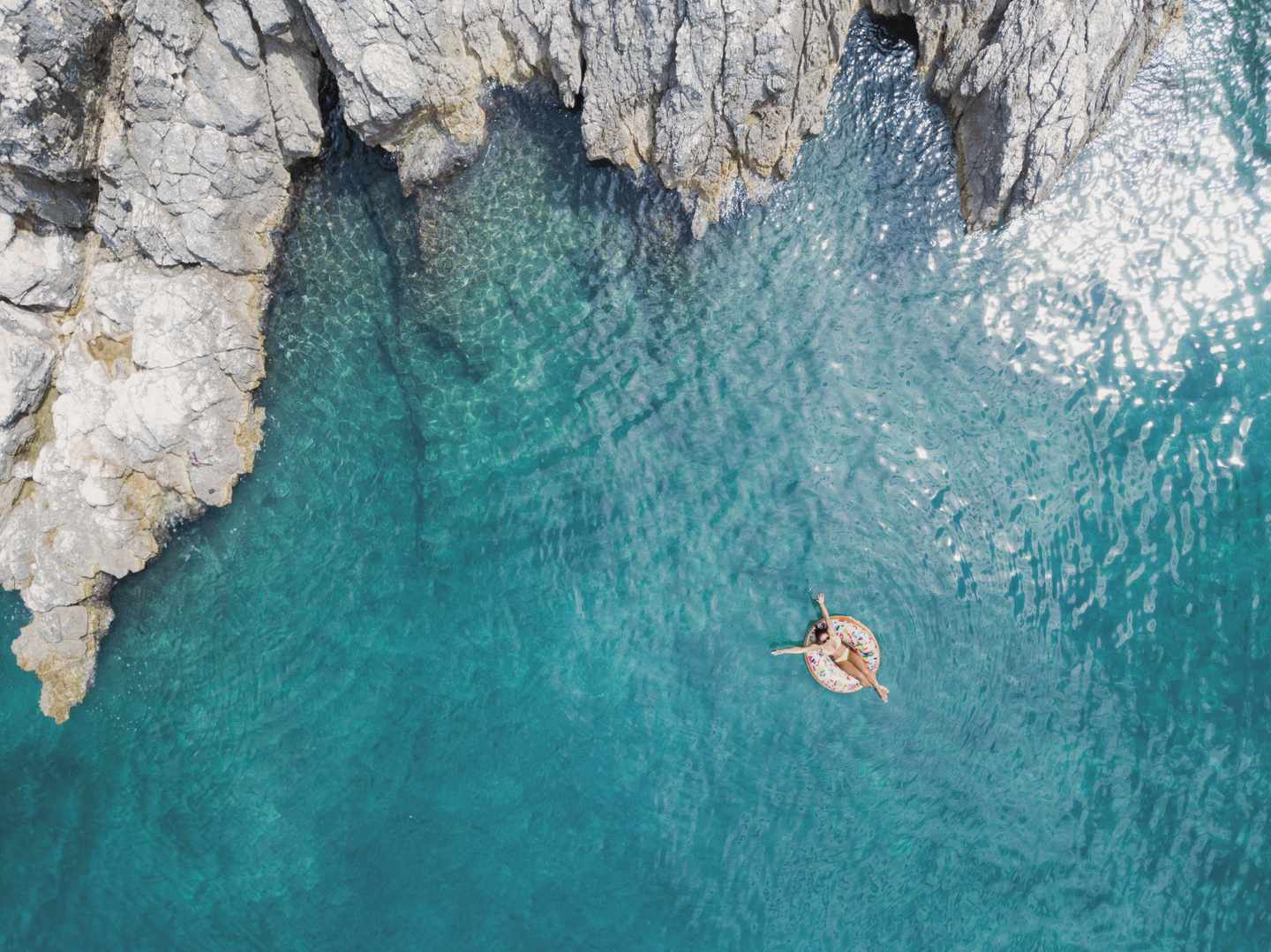 kroatien-frau_schwimmt_in_einer_bucht_luftaufnahme-g-1162625741.jpg