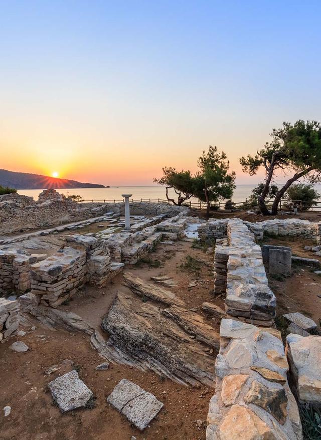 griechenland-thassos-archaeologischen-staette-von-aliki-g-931821072.jpg