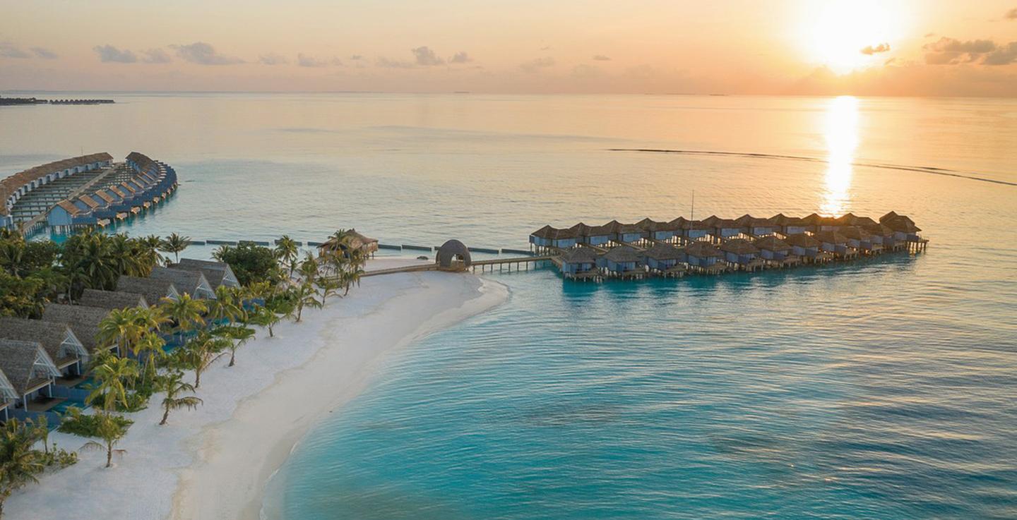malediven-outrigger-maldives-maafushivaru-resort-von-oben-beim-sonnenuntergang-DER_ATC_MLE13142B_S23_3.jpg