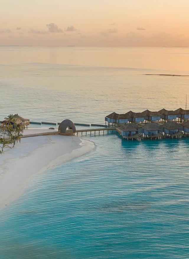 Schönste Hotels Malediven malediven-outrigger-maldives-maafushivaru-resort-von-oben-beim-sonnenuntergang-DER_ATC_MLE13142B_S23_3.jpg