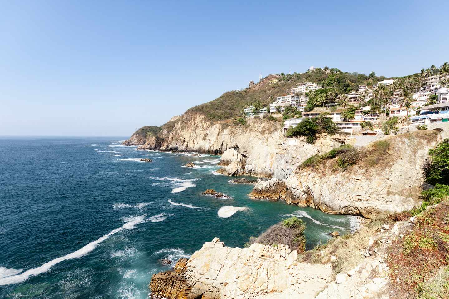 mexiko-acapulco-klippen-und-häuser-und-meer-g-1702653066_bearbeitet.jpg