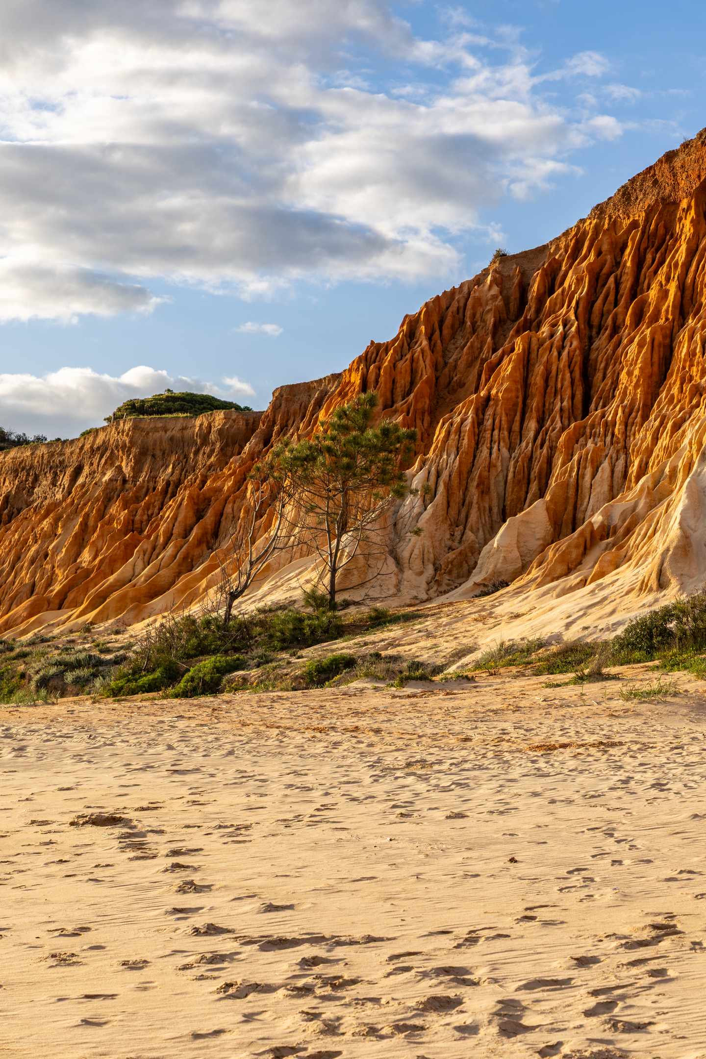 GettyImages-2208673772.jpg Algarve Urlaub: rote Felsformation