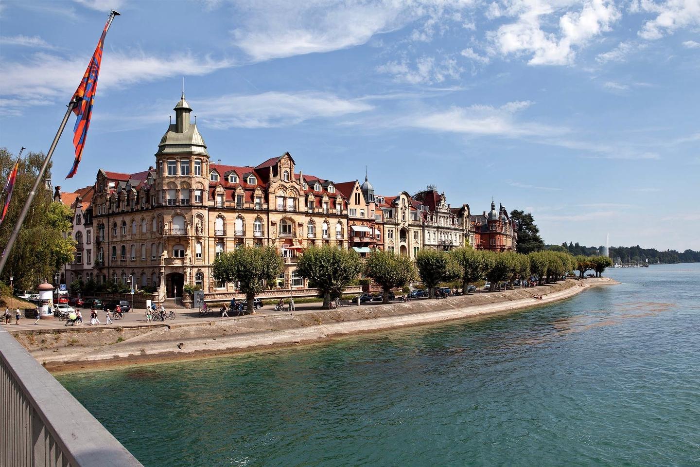 deutschland-bodensee-radtouren-kanstanz-schloss-am-wasser-g-486340012.jpg