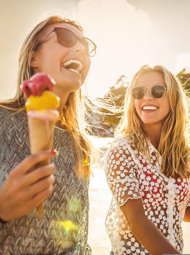 Summer in the City: zwei Frauen mit Eis in der Stadt