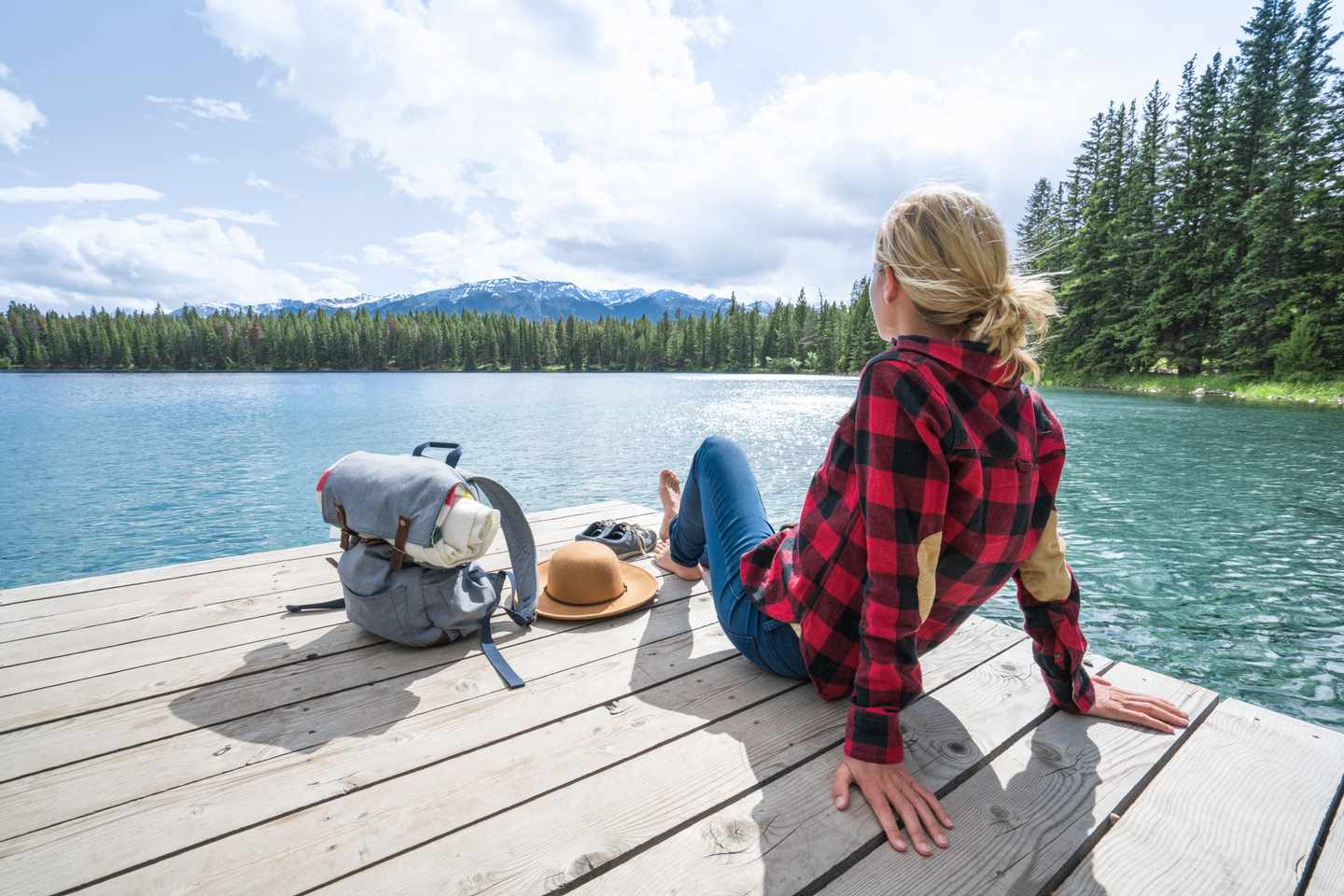 kanada-alberta-see-frau-holzsteg-ausblick-sommer-g-824692932.jpg