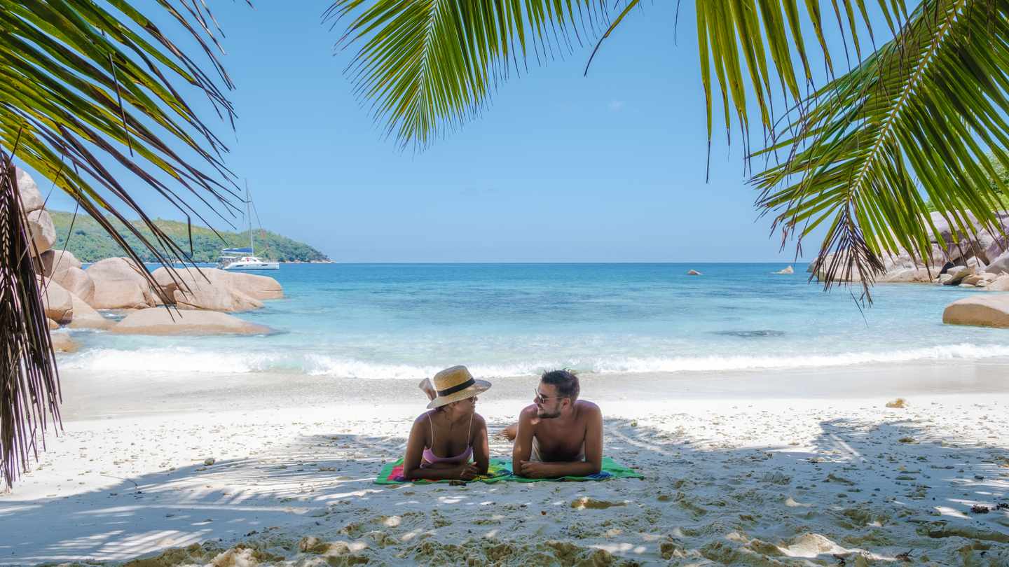 seychellen-praslin-anse-lazio-paar-liegt-am-strand-g-1395690260.jpg