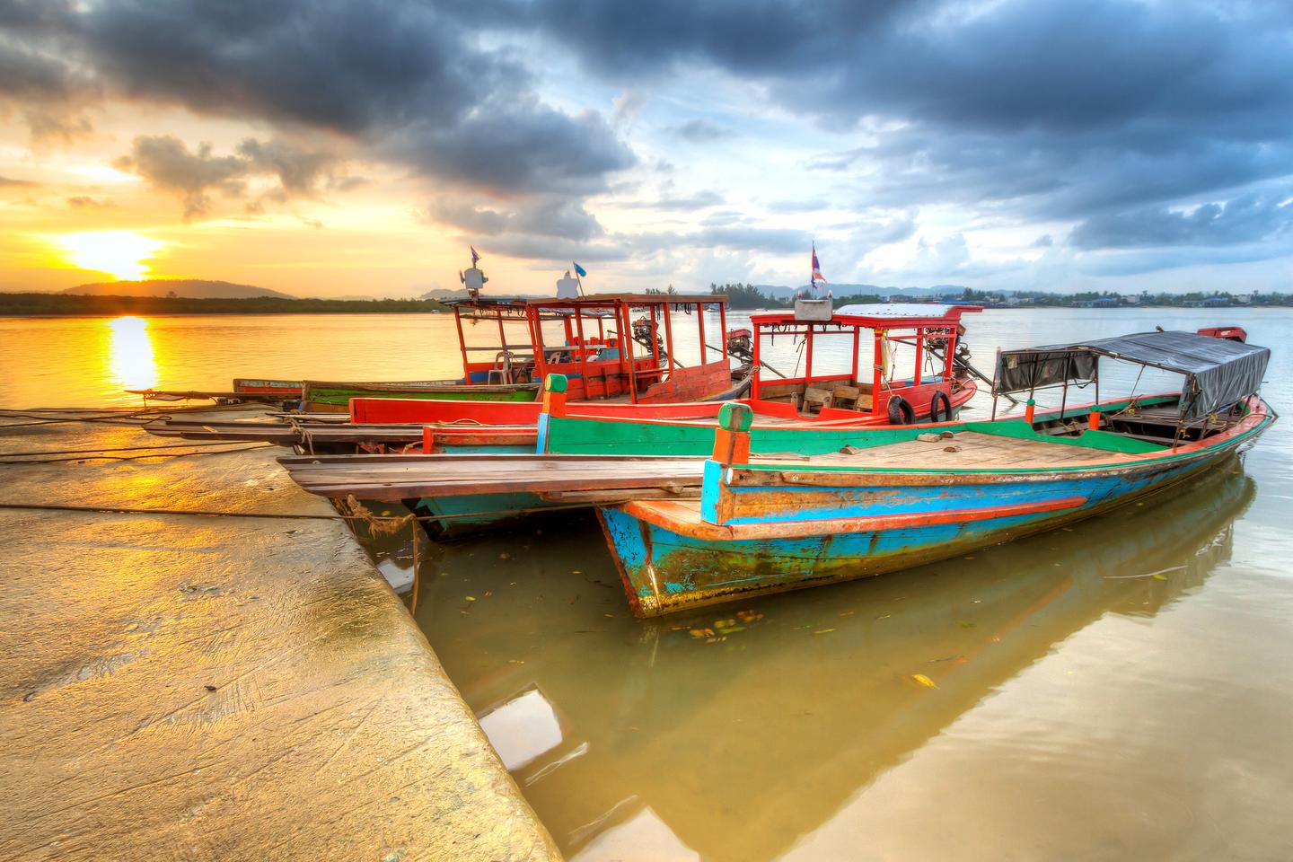 thailand-khao-lak-hafen-boot-t-164808579.jpg
