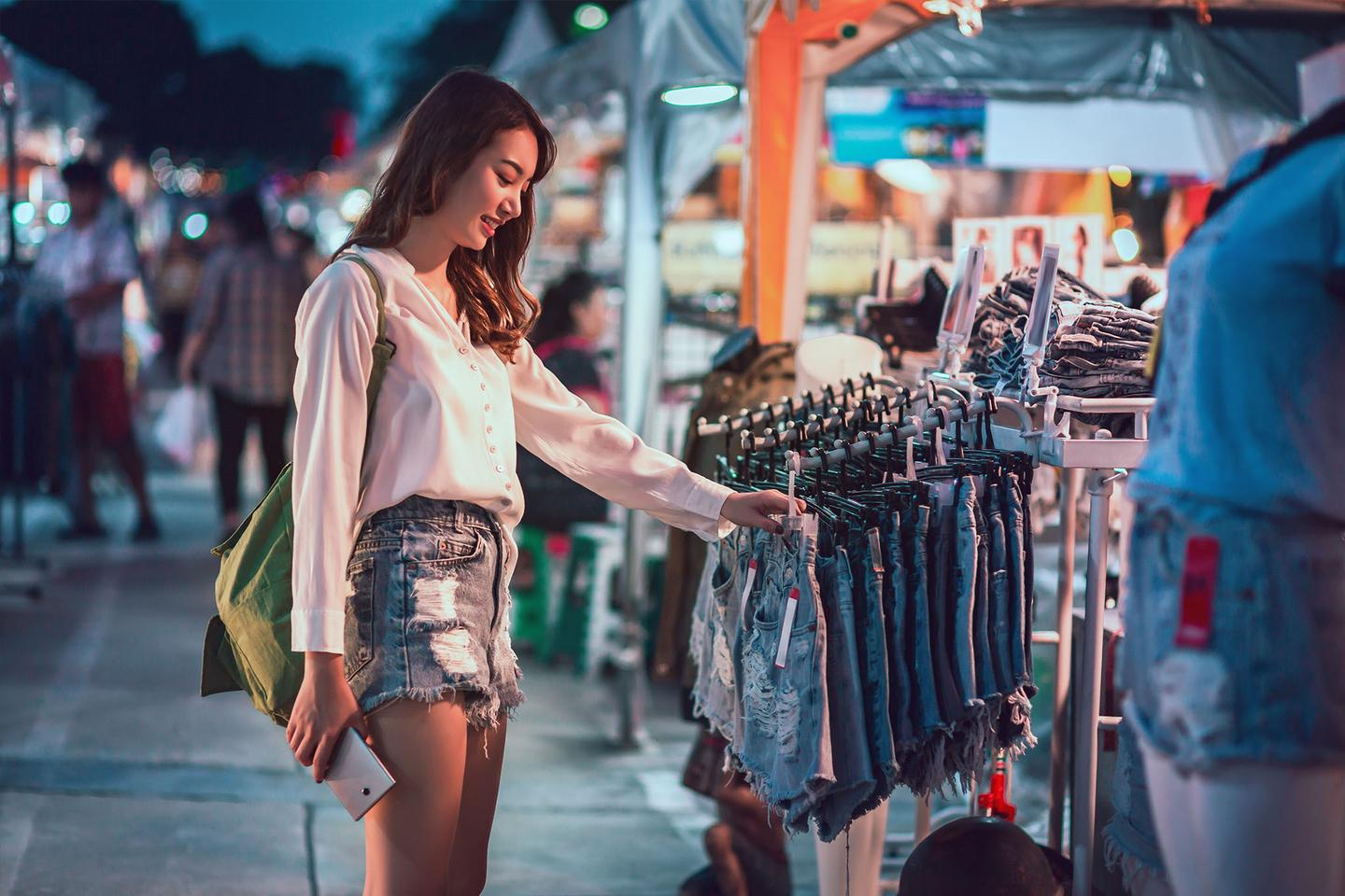 spanien-mallorca-andratx-westen-maedchen-schaut-sich-am-abend-auf-flohmarkt-um-g-1182281371.jpg