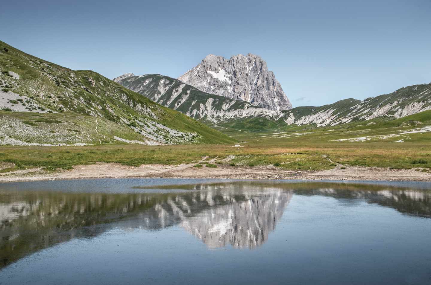 italien-adria-abbruzzen-berge-mit-see-g-468762080_bearbeitet.jpg