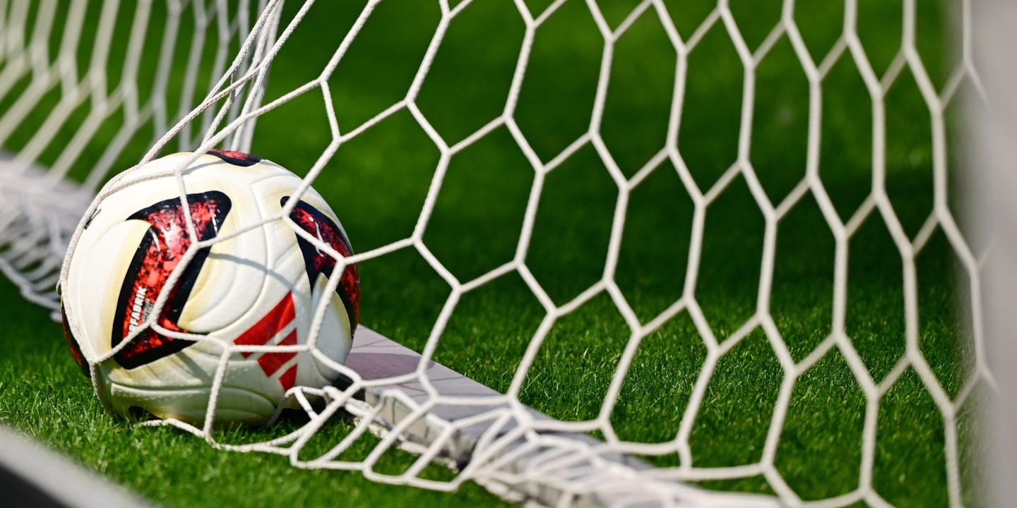 Fußball im Tor für DERTOUR Sports