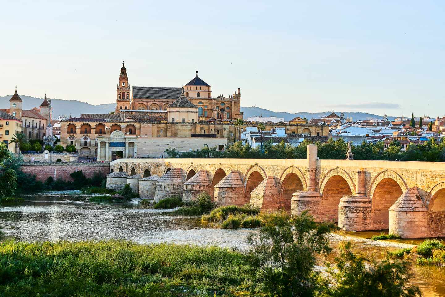 Römische Brücke über den Guadalquivir mit der Mezquita-Catedral und der Altstadt von Córdoba im Hintergrund