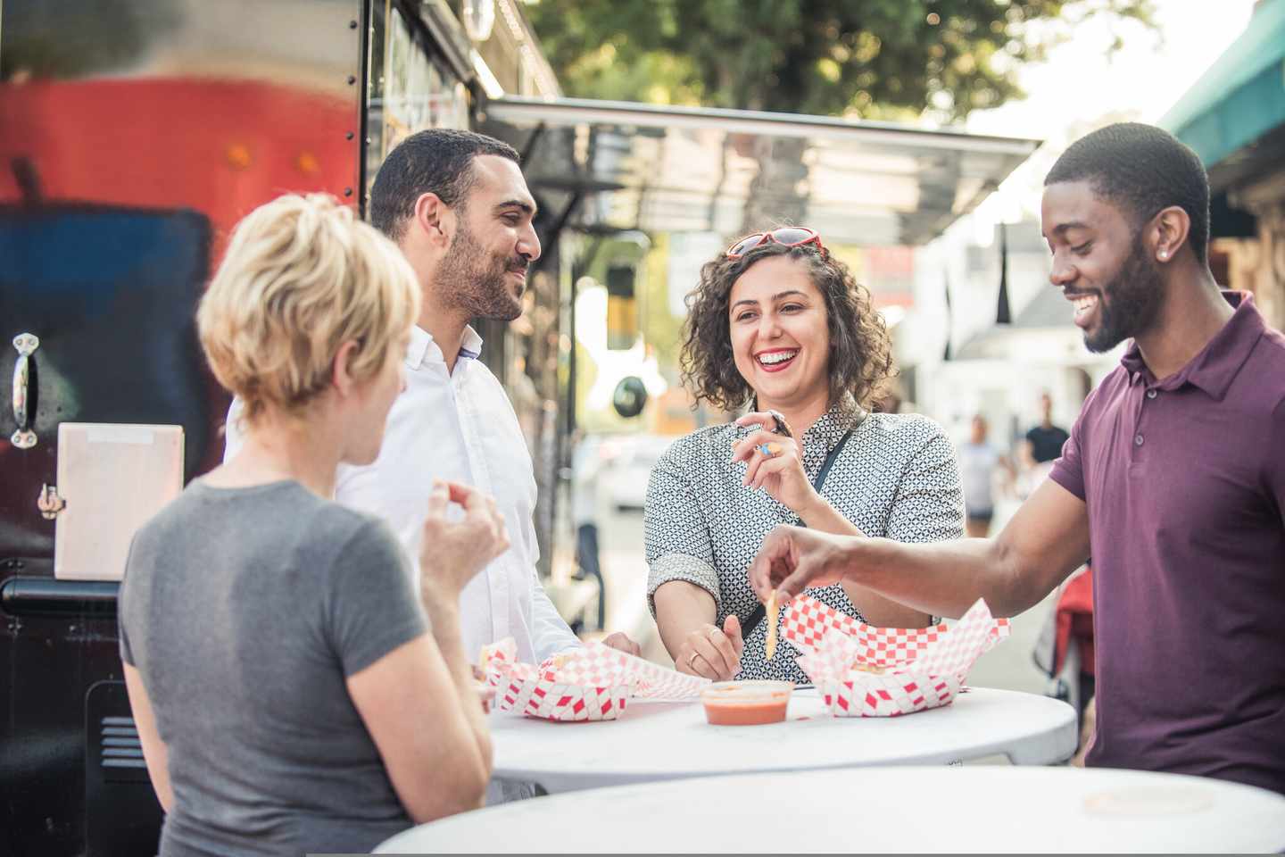 usa-new-york-freunde-stehen-vor-einem-food-truck-und-essen-g-813562284.jpg