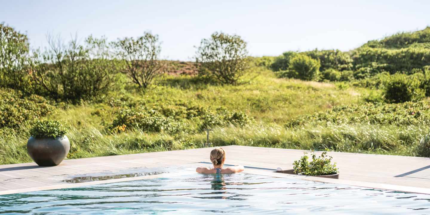 deutschland-schleswig-holstein-sylt-frau-pool-h-a-rosa-sylt-DER1621692.jpg