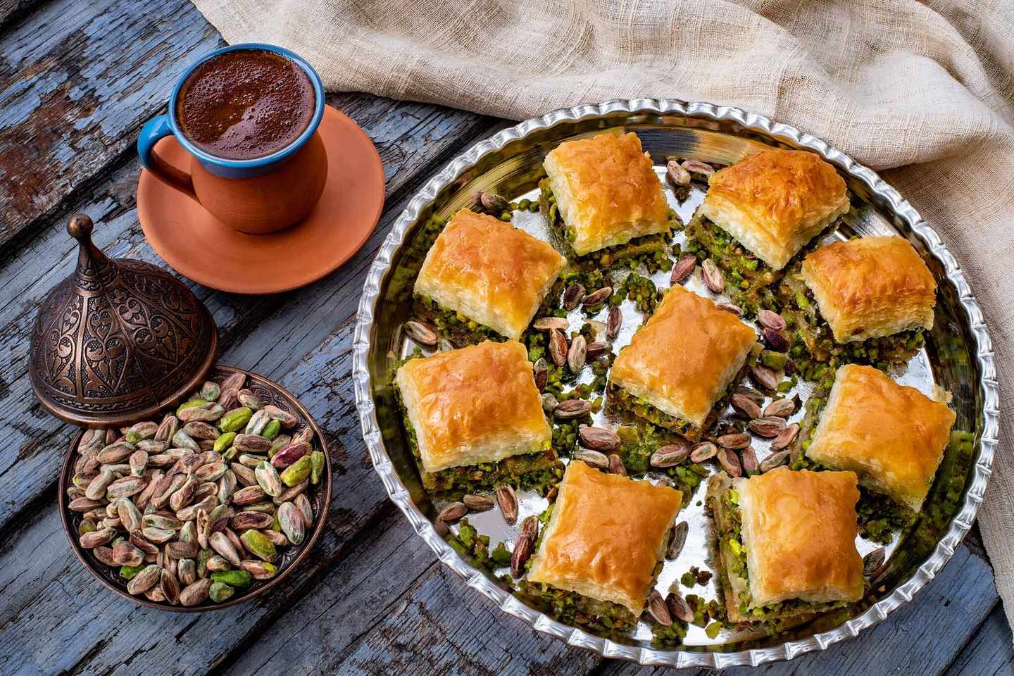 tuerkei-bucket-list-baklava-mit-pistazien-serviert-mit-tuerkischem-kaffee-g-1294544900.jpg