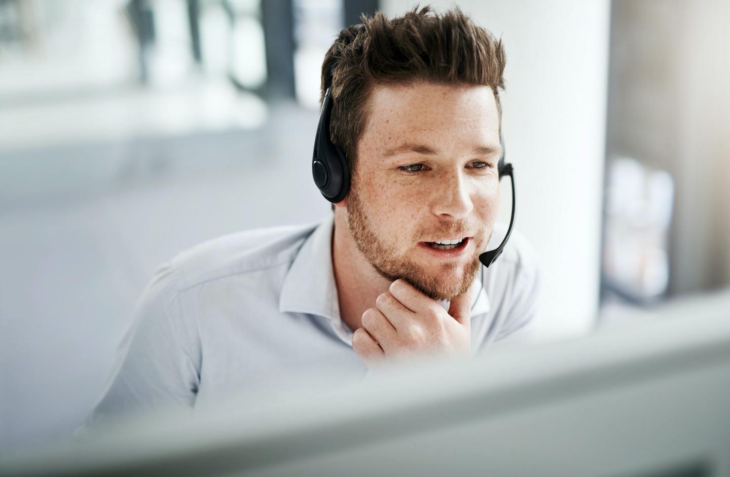 callcenter-agent-g-941712338.jpg