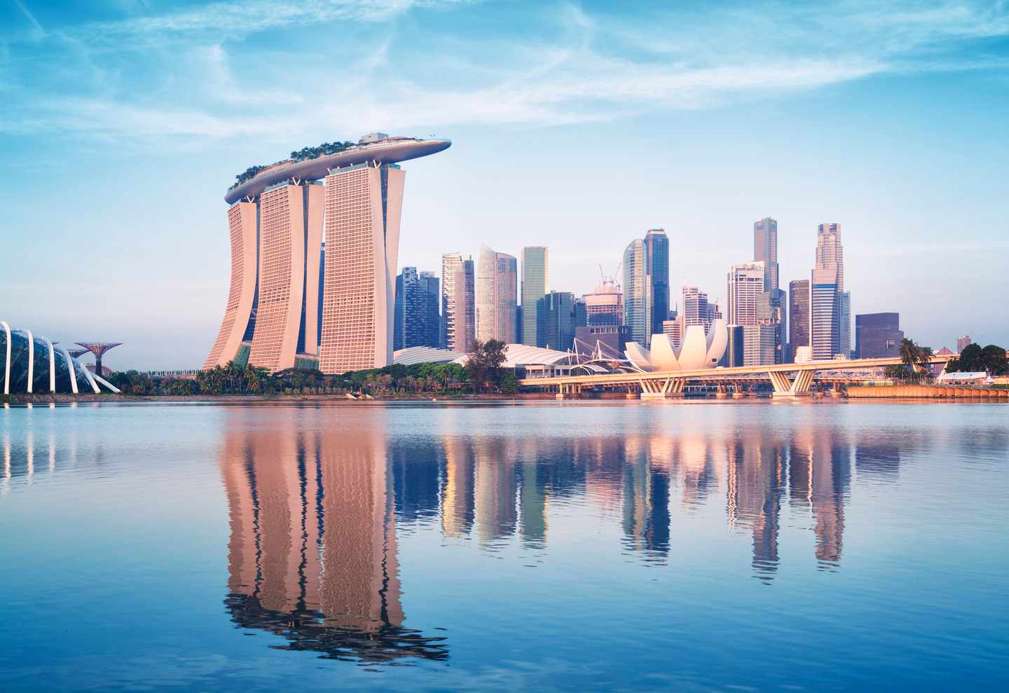 singapur-skyline-marina-bay-sands-t-488117447.jpg