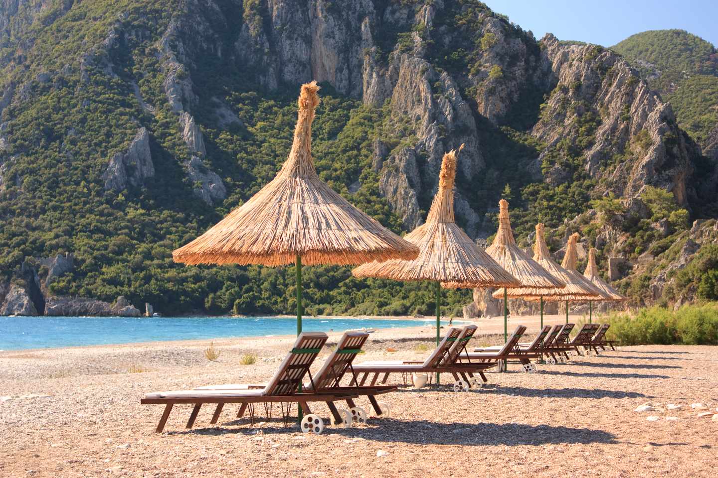 bltca5bd6546d45a6c1-tuerkei-olympos-strand-g-146768750.jpg Sonnenliegen am Strand von Olympos