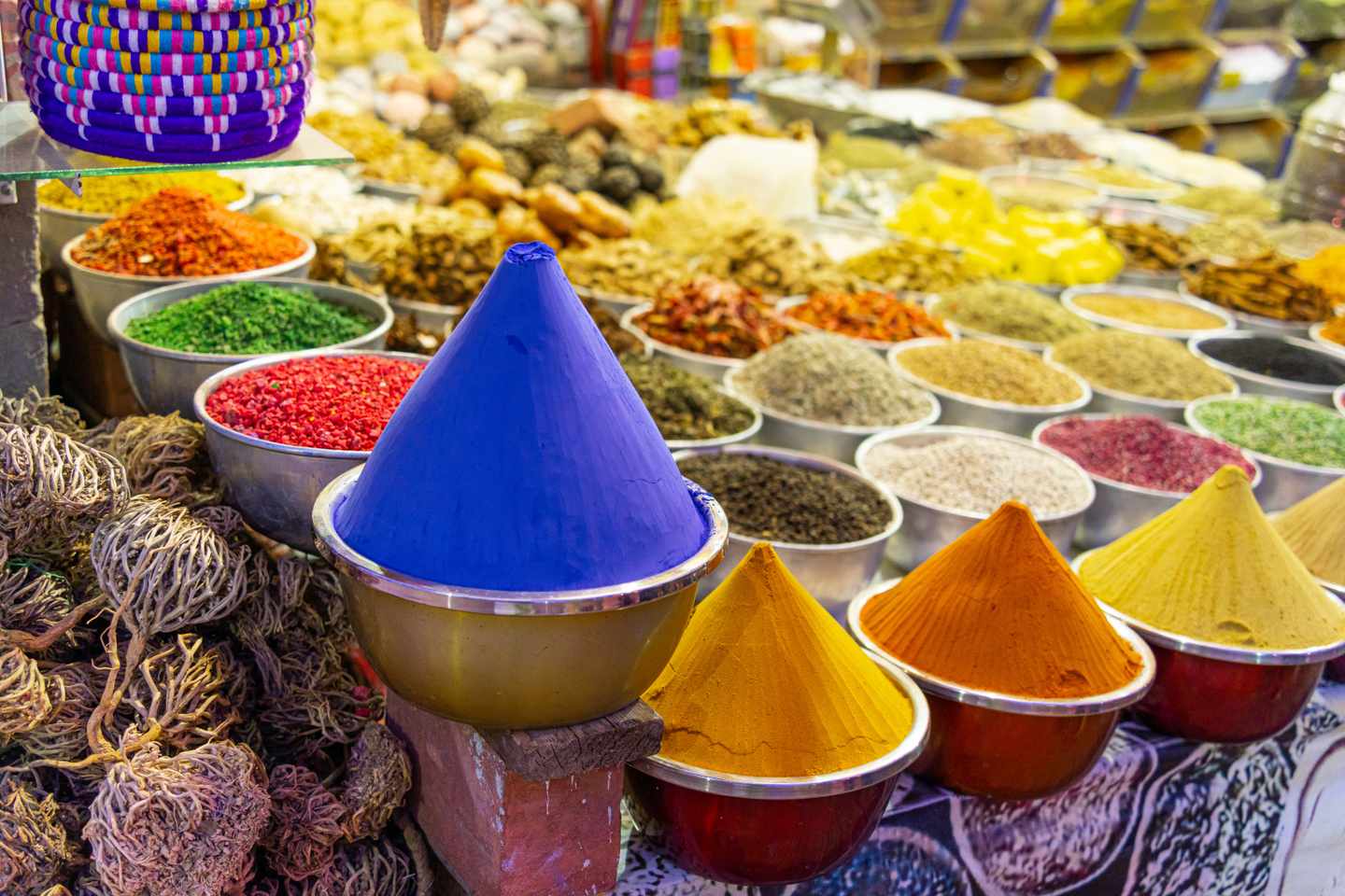 Bunte Gewürze auf einem ägyptischen Markt in Assuan
