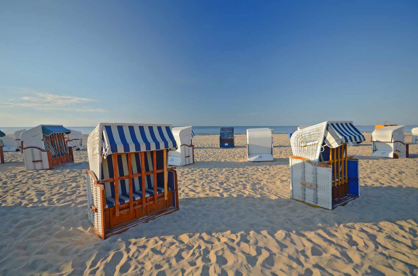 polen-swinemuende-strandkorb-an-der-ostsee-g-183642010.jpg