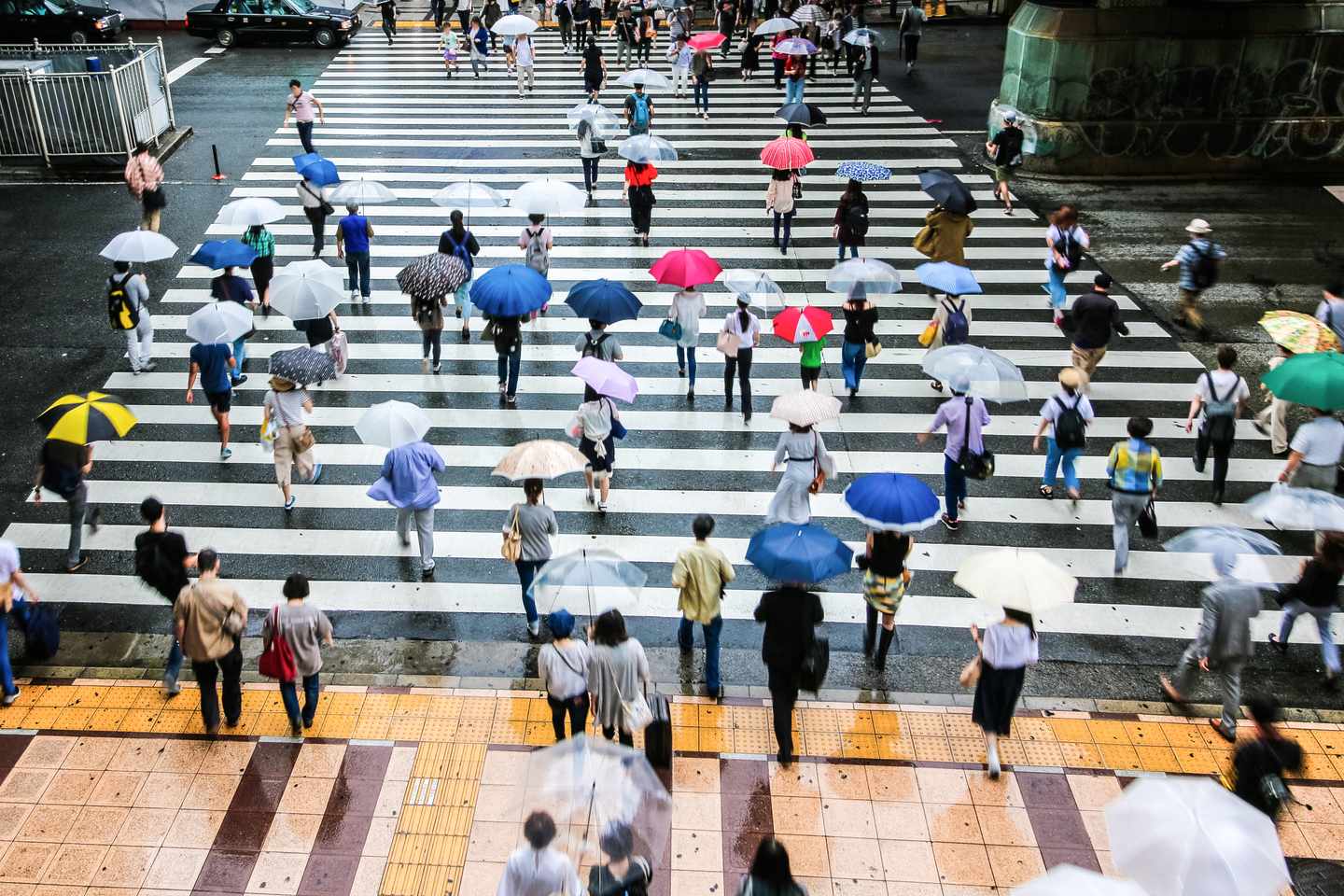 Japan-Menschen-im-Regen-g-807980478.jpg