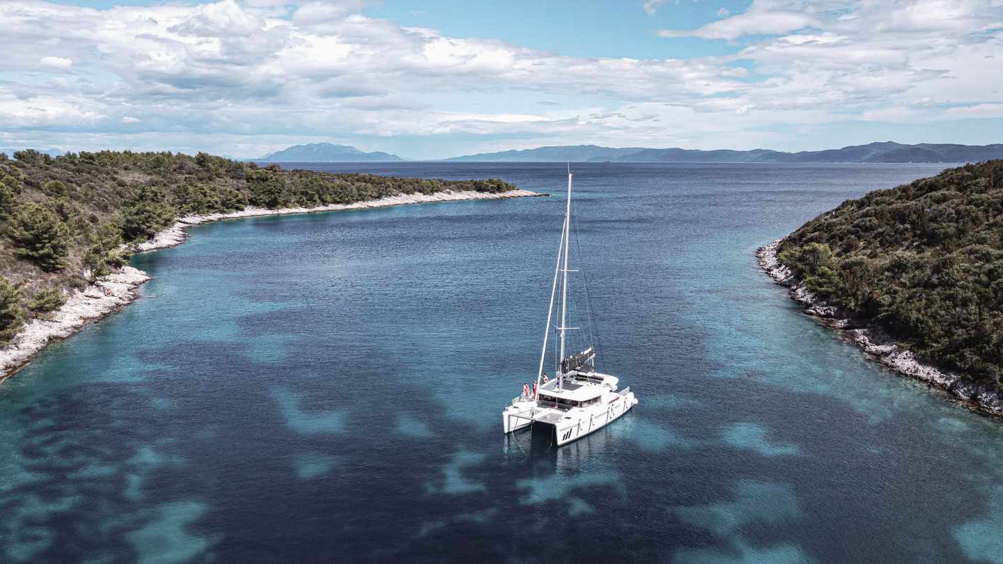 kroatien-adria-luxus-katamaranyacht-auf-dem-meer-g-1266742122_bearbeitet.jpg