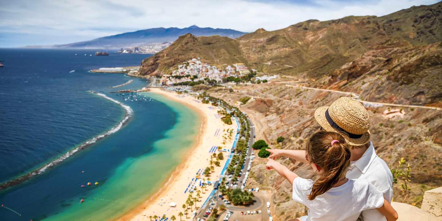 spanien-kanarische-inseln-teneriffa-mutter-und-tochter-blicken-auf-strand-las-teresitas-g-2183044291.jpg