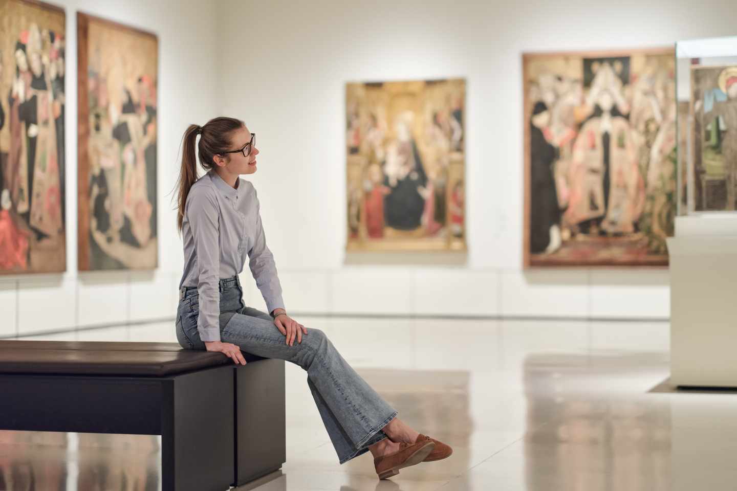 museum-frau-mit-brille-g-2152852160_bearbeitet.jpg