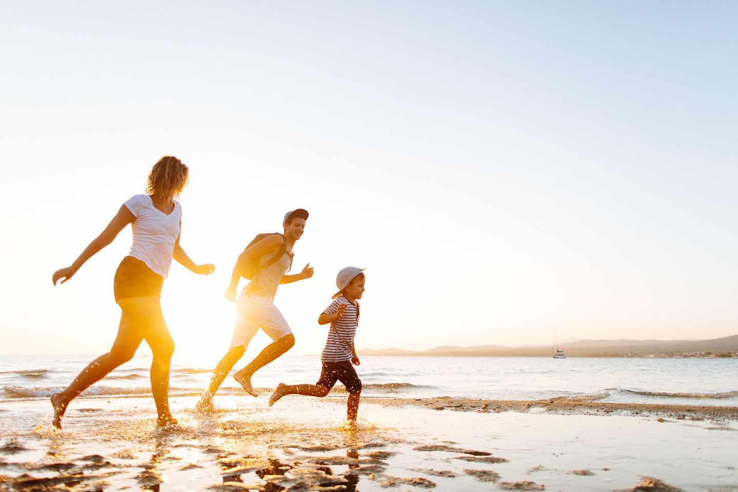 griechland-familie-rennt-am-strand-g-844085802.jpg
