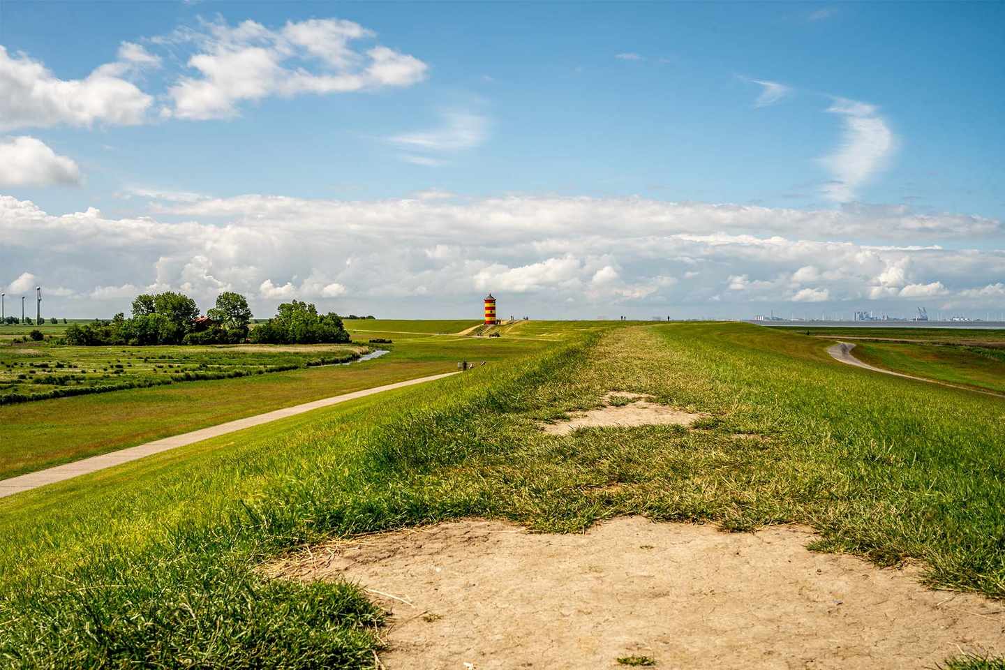 blt52aa05fdf6e94ff8-deutschland-ostfriesland-pilsum-leuchtturm-weg-zum-leuchtturm-g-1276778765.jpg Deutschland Ostfriesland Pilsum Leuchtturm weit entfernt in der Natur