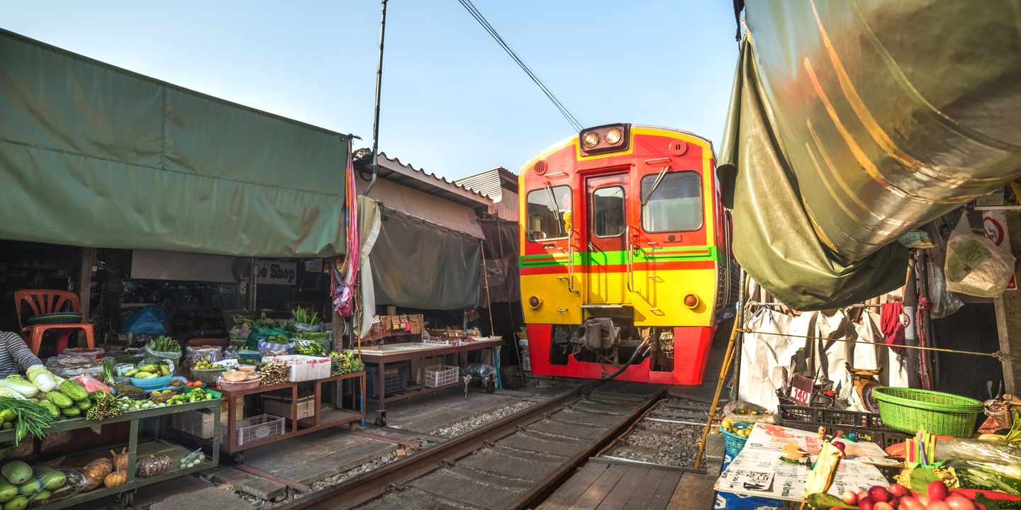 thailand-railway-market-zug-faehrt-durch-markt-g-1307089487.jpg